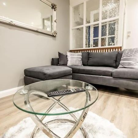 Executive Apartments Free On-Site Parking, 2 En-Suites, Sleeps 4, Свіндон Екстер'єр фото