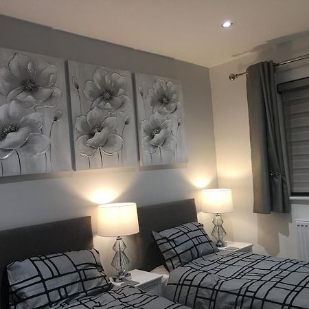 Executive Apartments Free On-Site Parking, 2 En-Suites, Sleeps 4, Свіндон Екстер'єр фото