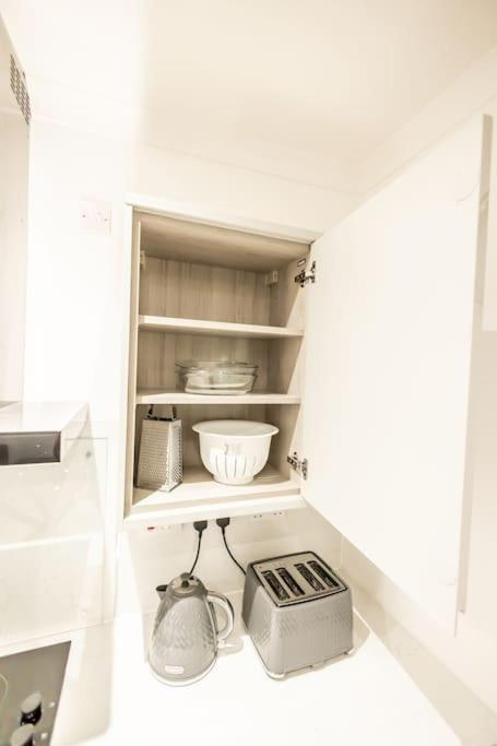 Executive Apartments Free On-Site Parking, 2 En-Suites, Sleeps 4, Свіндон Екстер'єр фото