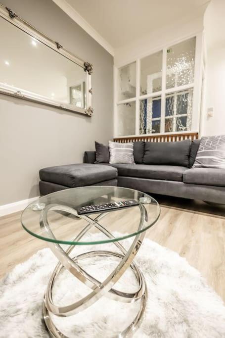 Executive Apartments Free On-Site Parking, 2 En-Suites, Sleeps 4, Свіндон Екстер'єр фото