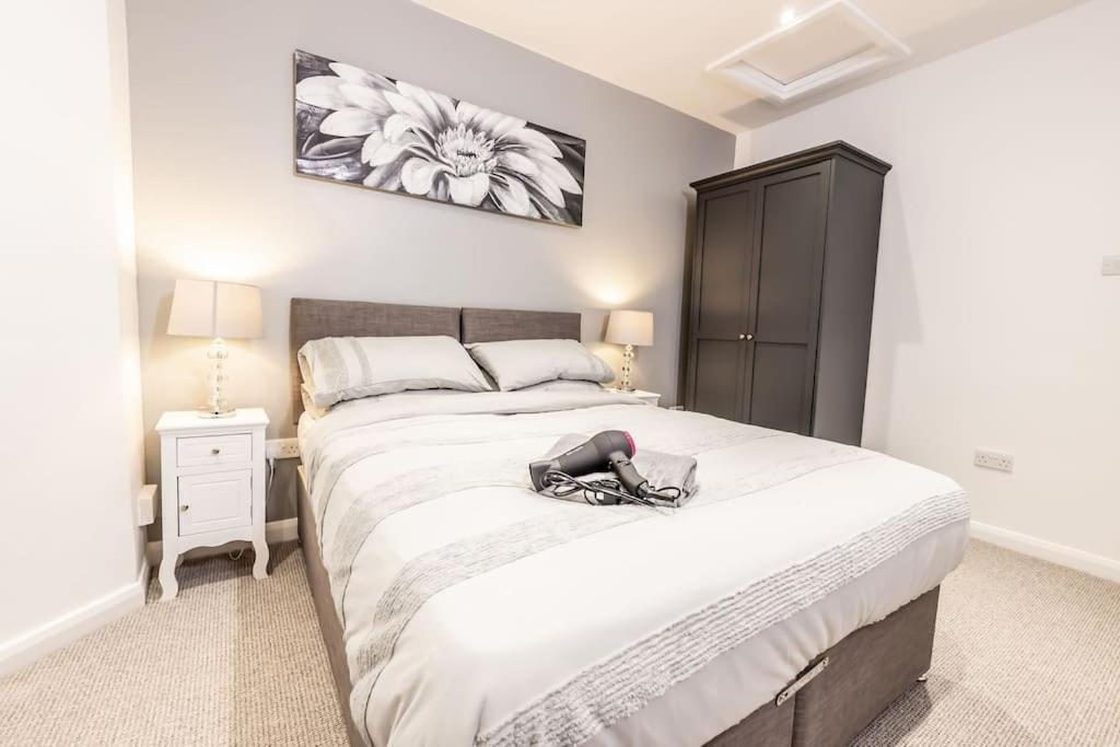 Executive Apartments Free On-Site Parking, 2 En-Suites, Sleeps 4, Свіндон Екстер'єр фото