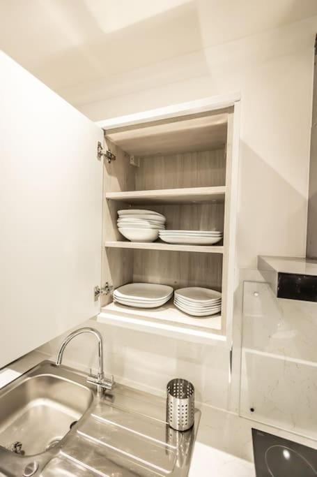 Executive Apartments Free On-Site Parking, 2 En-Suites, Sleeps 4, Свіндон Екстер'єр фото