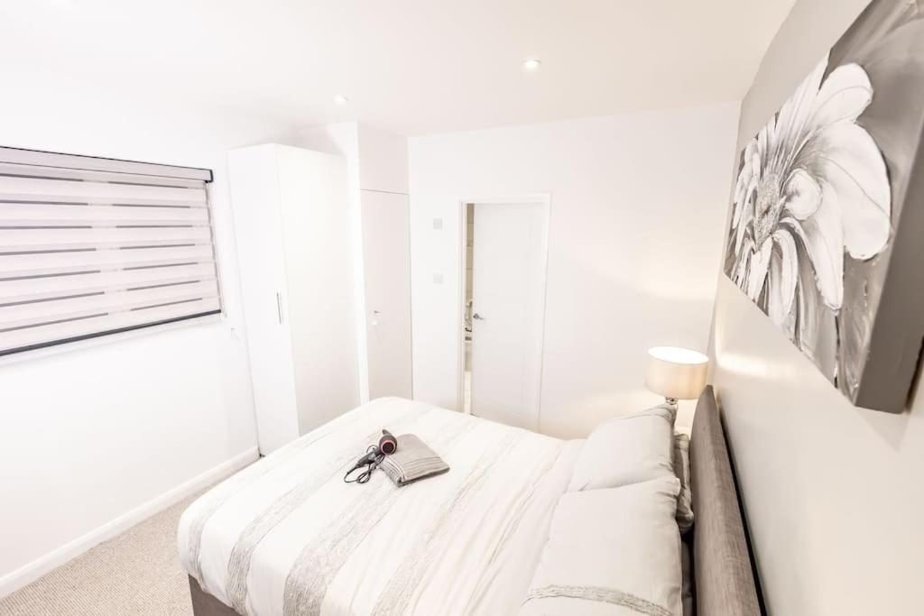 Executive Apartments Free On-Site Parking, 2 En-Suites, Sleeps 4, Свіндон Екстер'єр фото