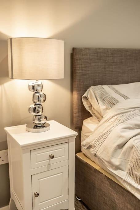 Executive Apartments Free On-Site Parking, 2 En-Suites, Sleeps 4, Свіндон Екстер'єр фото