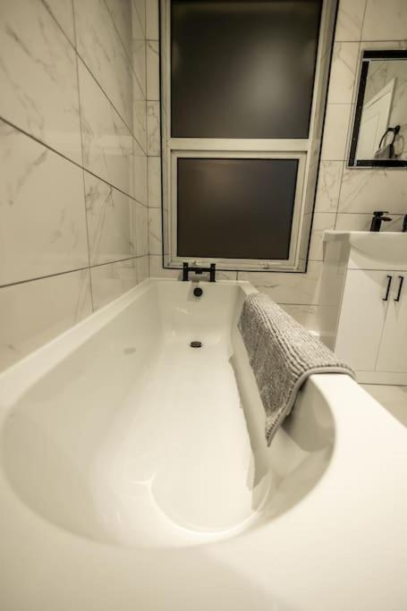 Executive Apartments Free On-Site Parking, 2 En-Suites, Sleeps 4, Свіндон Екстер'єр фото