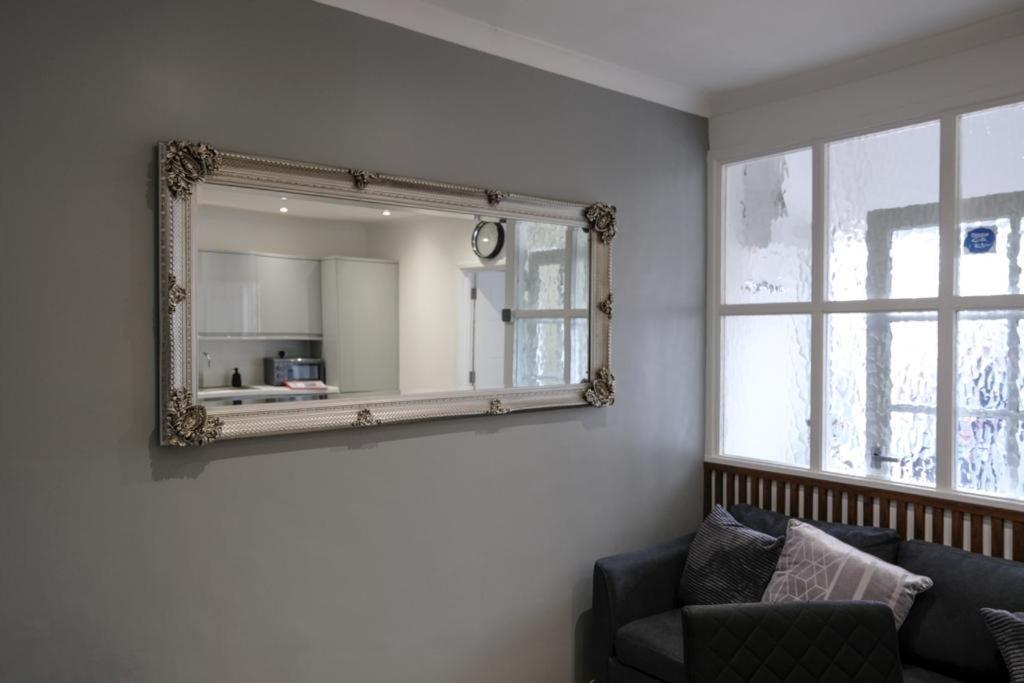 Executive Apartments Free On-Site Parking, 2 En-Suites, Sleeps 4, Свіндон Екстер'єр фото