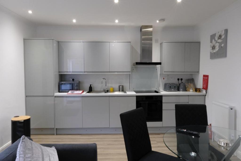 Executive Apartments Free On-Site Parking, 2 En-Suites, Sleeps 4, Свіндон Екстер'єр фото