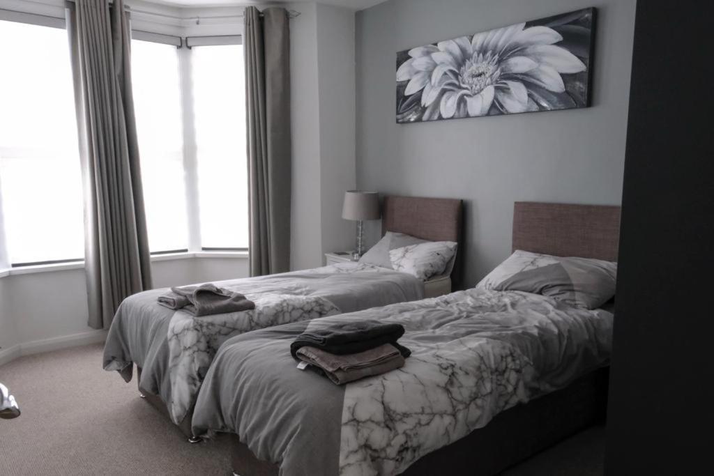 Executive Apartments Free On-Site Parking, 2 En-Suites, Sleeps 4, Свіндон Екстер'єр фото