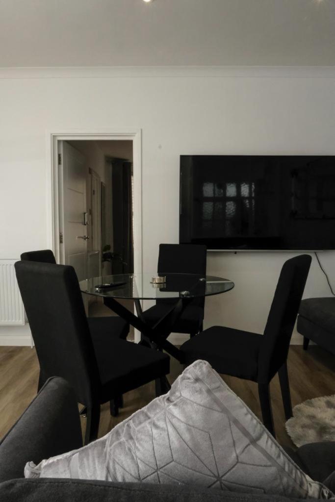 Executive Apartments Free On-Site Parking, 2 En-Suites, Sleeps 4, Свіндон Екстер'єр фото