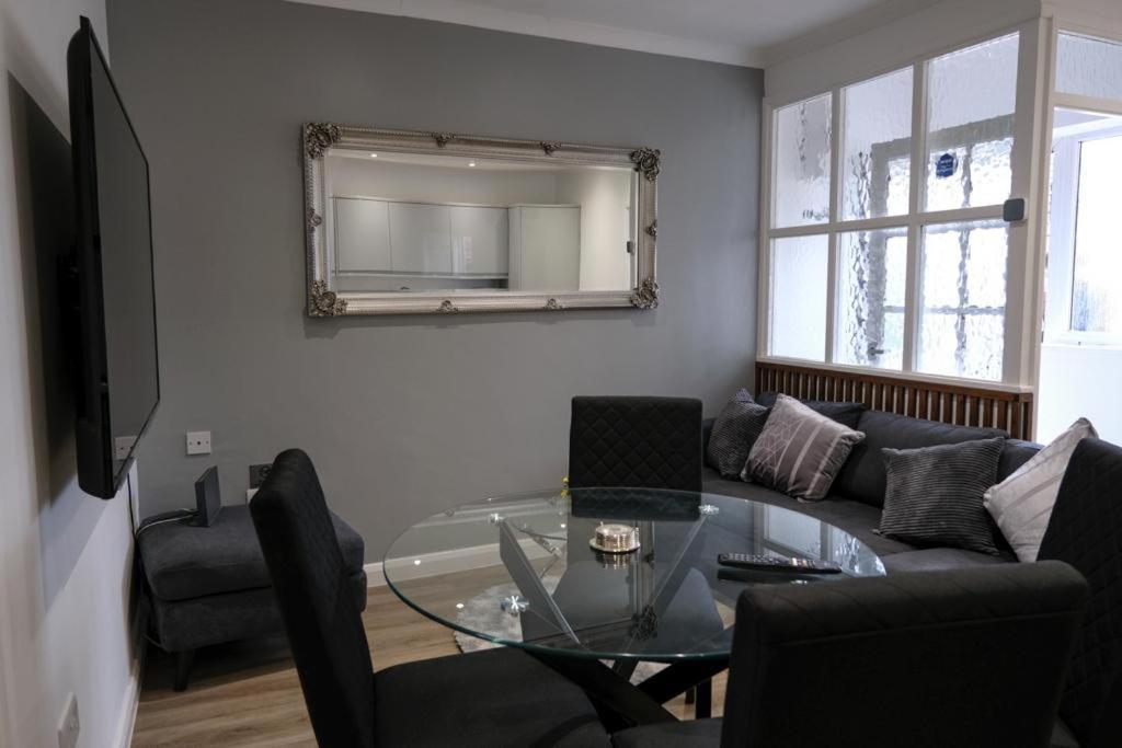Executive Apartments Free On-Site Parking, 2 En-Suites, Sleeps 4, Свіндон Екстер'єр фото